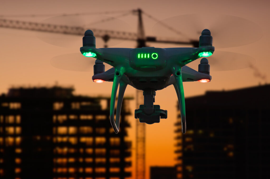 silhouette-of-drone-in-the-air-over-buildings-unde-2023-11-27-05-10-56-utc-1024x680 Inspeção e controlo